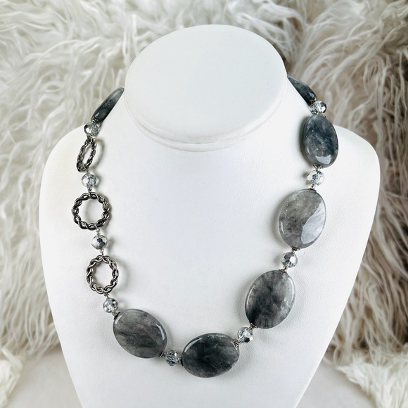 Beautiful Silvertone and gray stones costume necklace - Picture 6 of 11